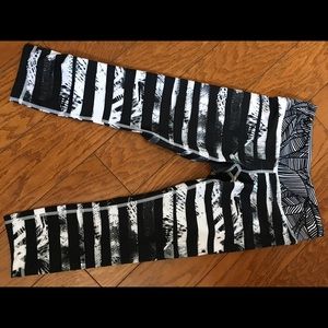 Lululemon black and white crops